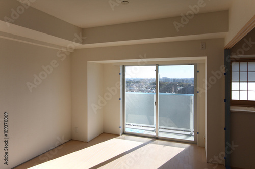 住宅　新築マンション　リフォーム　汎用　居室　引き渡し前イメージ　養生あり