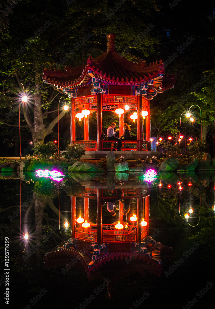 Obraz premium Chinese pavilion in Lazienki Krolewskie Park in Warsaw at night