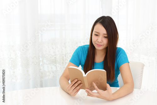 Free Download 本を読む女性 - GFXLoad