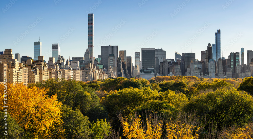 Fototapeta premium Spadek w Central Parku z drapaczami chmur Midtown i wieżowcami Upper East Side. Nowy Jork