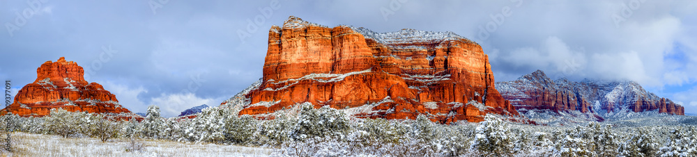 Fototapeta premium Courthouse Butte and Bell Rock under snow