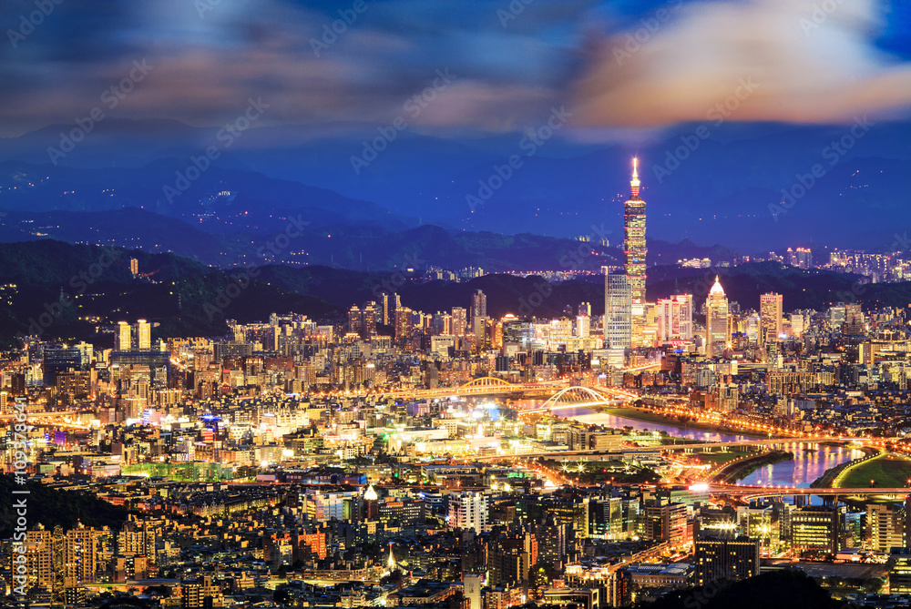 Fototapeta premium Taipei, Taiwan Cityscape from Neihu District.