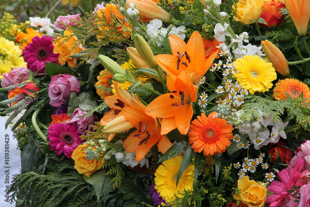 Bunte Blumen der Trauer auf dem Friedhof Stock Photo | Adobe Stock