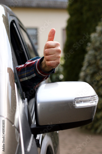 Foto Fahrerhand signalisiert OK