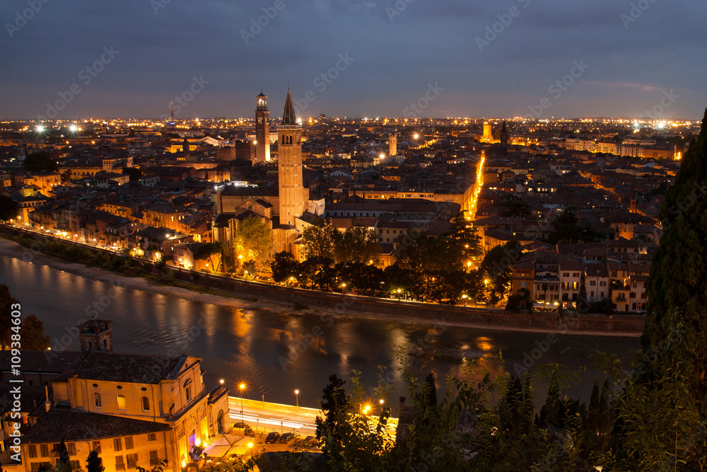 Vista notturna di Verona