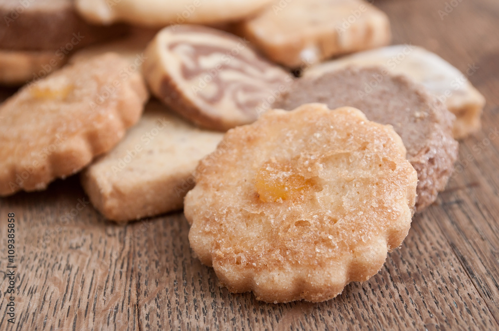 biscuits sablés alsaciens sur table en vieux bois 