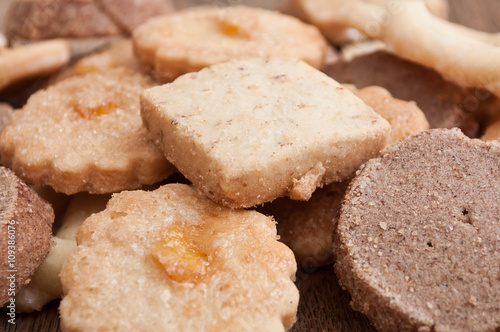 biscuits sablés alsaciens sur table en vieux bois 