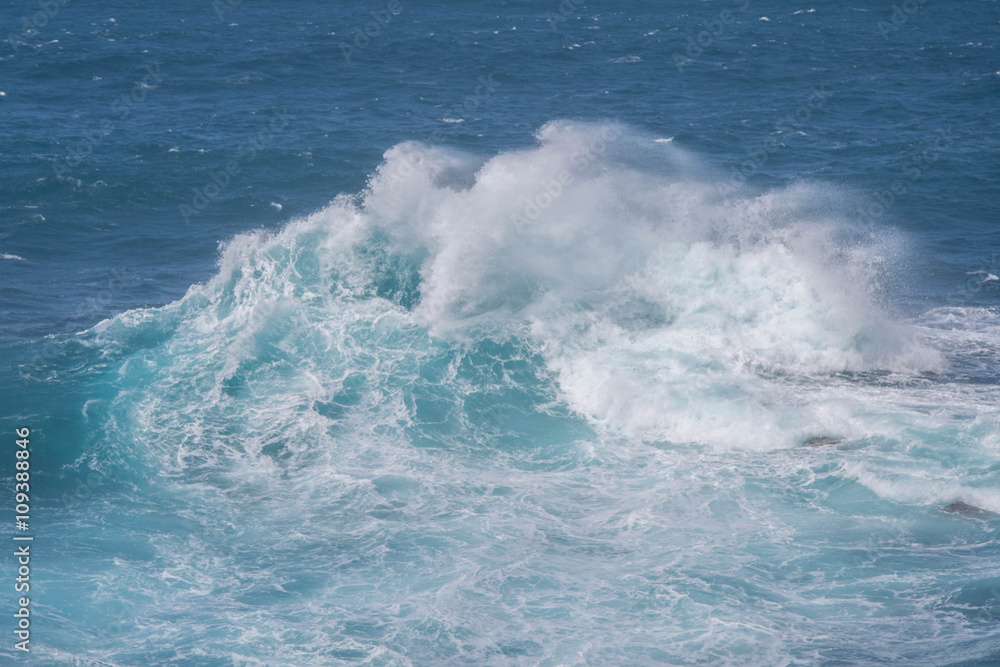 gewaltige türkise Wellen bei Porto Moniz an der Nordküste von Madeira