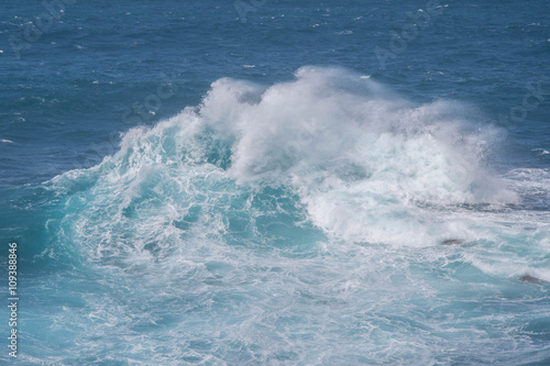 gewaltige türkise Wellen bei Porto Moniz an der Nordküste von Madeira