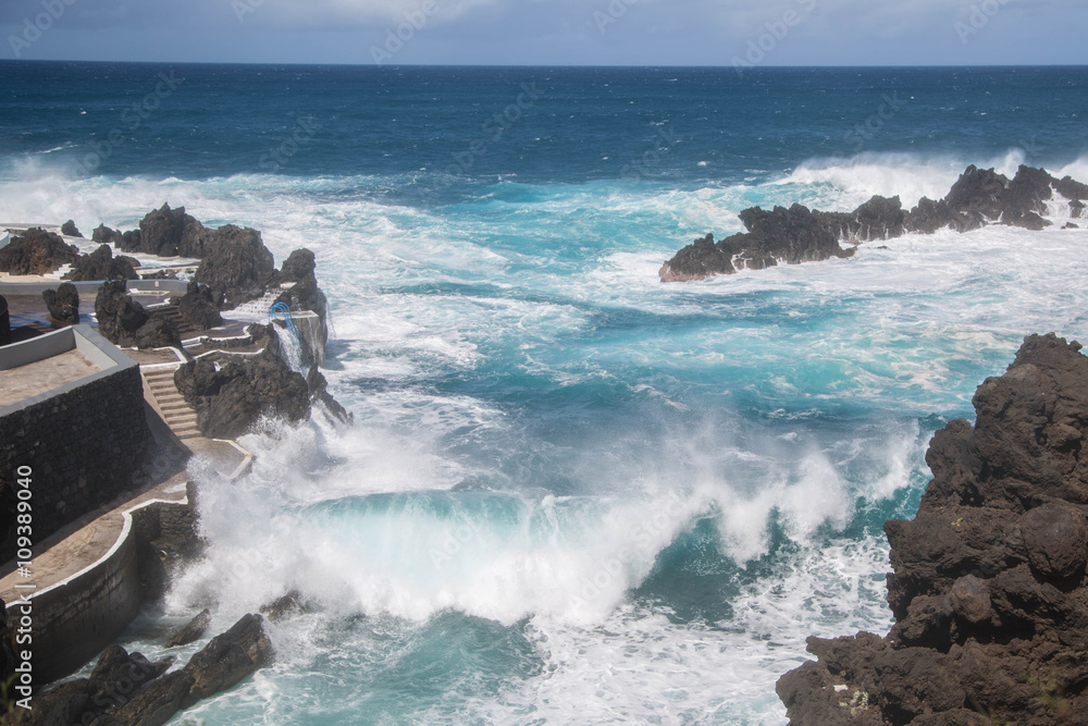 gewaltige türkise Wellen bei Porto Moniz an der Nordküste von Madeira gewaltige türkise Wellen bei Porto Moniz an der Nordküste von Madeira