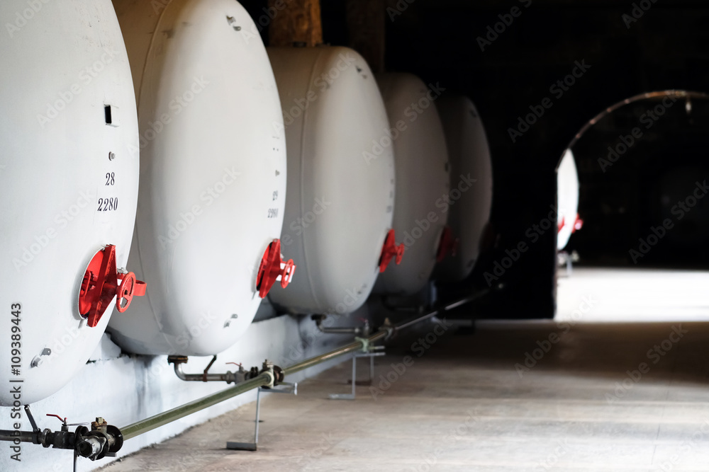Tank containers for liquids Tank containers for liquids