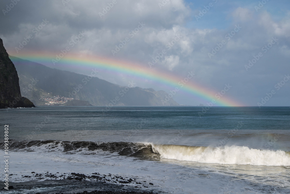 kitschiger Regenbogen über der Küste von Madeira kitschiger Regenbogen über der Küste von Madeira
