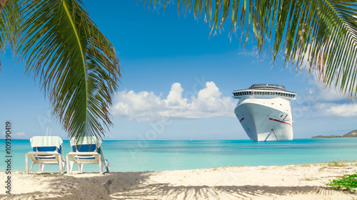 Fototapeta Naklejka Na Ścianę i Meble -  Cruise ship tropical beach