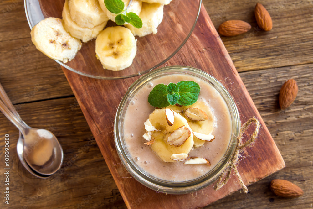 Banana mousse with almond