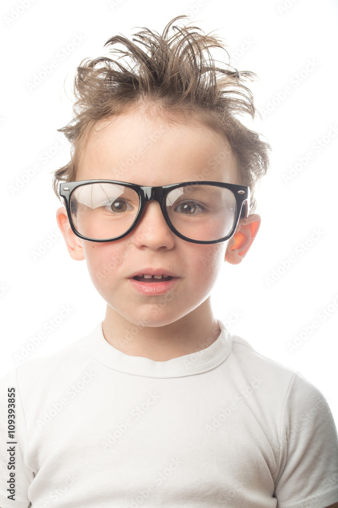 kleiner junge mit brille kleiner junge mit brille