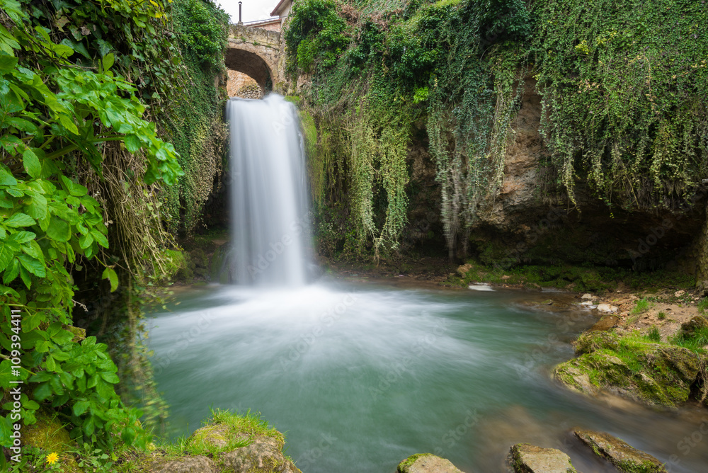 Naklejka premium Cascada de Tobera, Burgos (Hiszpania)