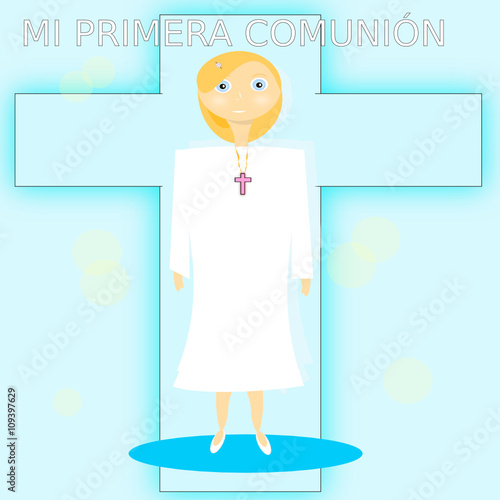 Niña rubia con crucifijo en el día de su primera comunión.