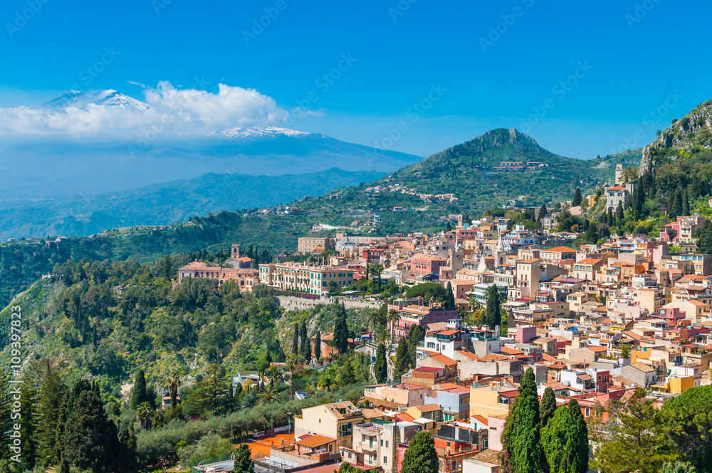 Blick auf Taormina mit Ätna im Hintergrund; Sizilien