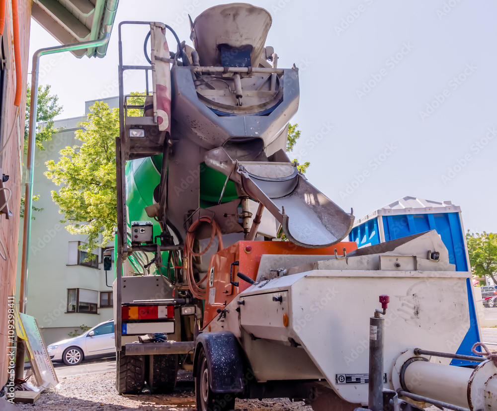 LKW der gerade am abladen LKW der gerade am abladen