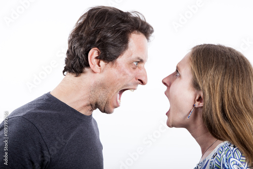 Hombre y mujer gritándose