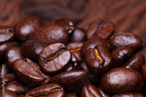 Obraz na plátně Roasted detailed tasty coffee beans with natural blurry background