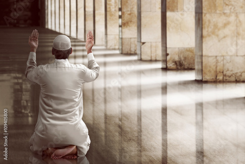 Obraz na płótnie Religijny muzułmański mężczyzna modlenie