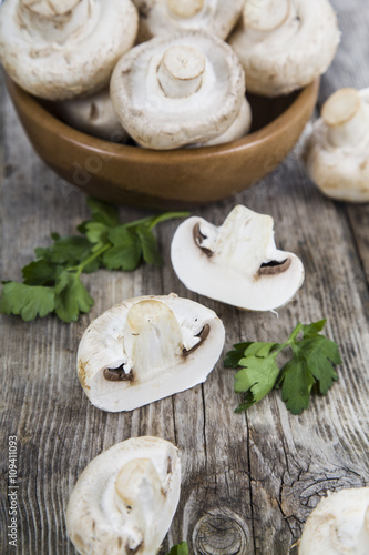 Raw mushrooms in a bowl