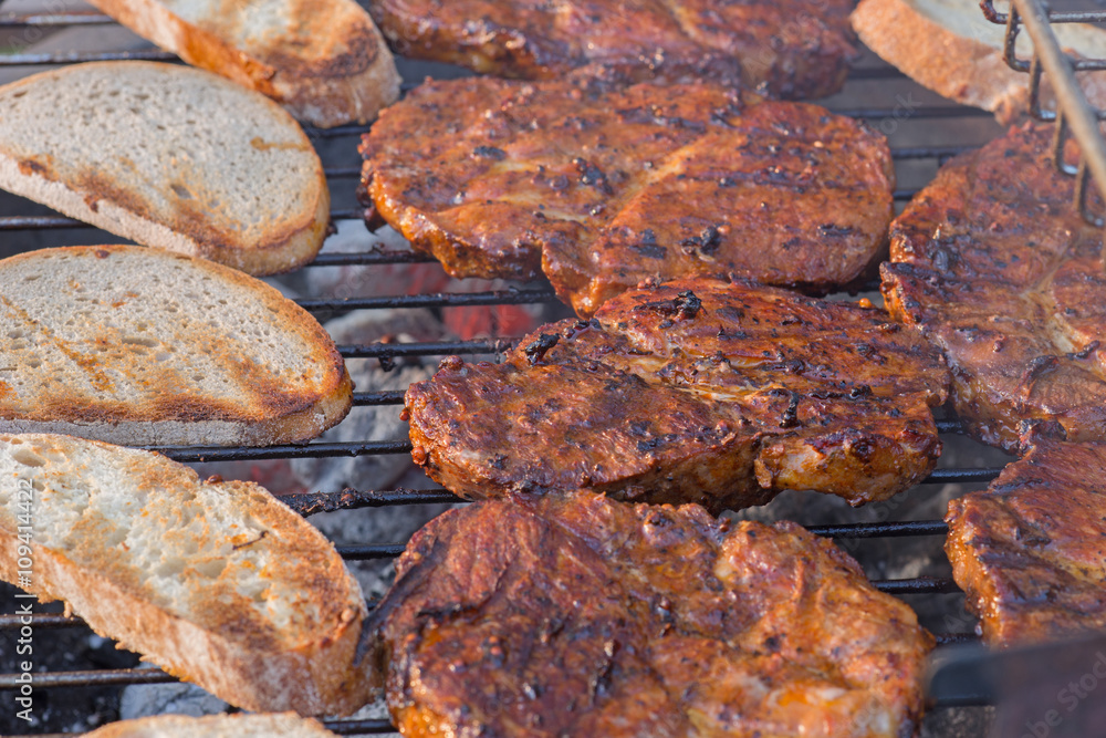 Steaks und Brot auf dem Grill