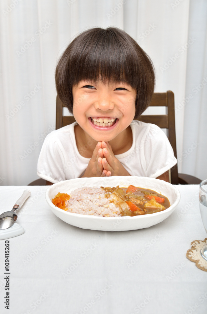 カレーを食べる女の子(合掌)