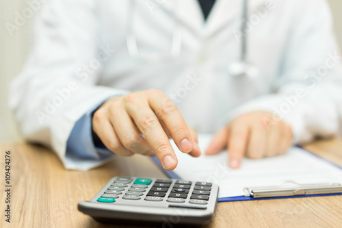 Tableau sur toile doctor is calculating cost of treatment