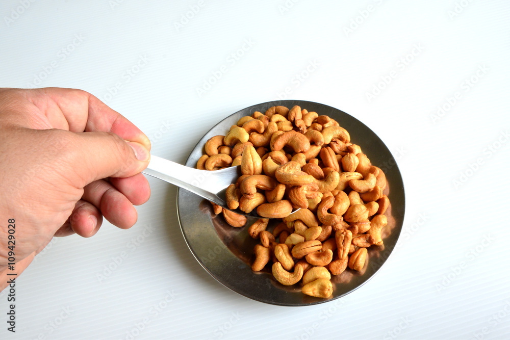 Obraz premium Roasted cashew nuts in spoon