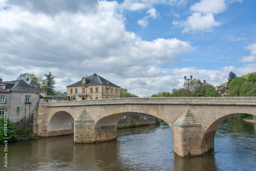 Pont et mairie de Montignac - Lascaux