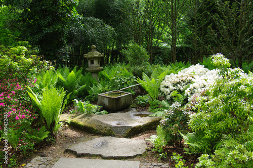 Japanischer Garten im Frühjahr, Bachlauf mit Laterne und Wassertreppe (D, Bayern, Augsburg)