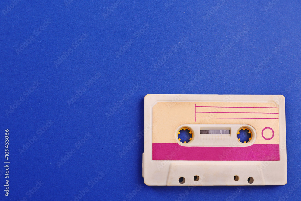 Obraz premium Old audio cassette on blue background