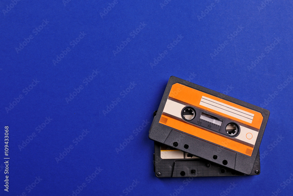 Obraz premium Old audio cassettes on blue background