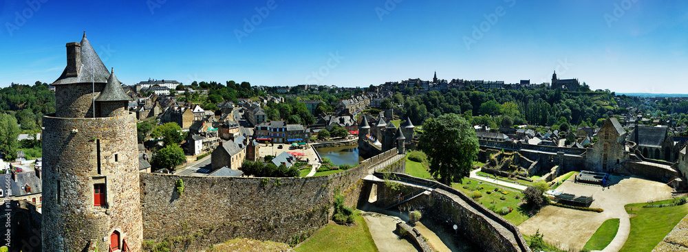 Obraz premium Panorama zamku Fougères z miastem w tle