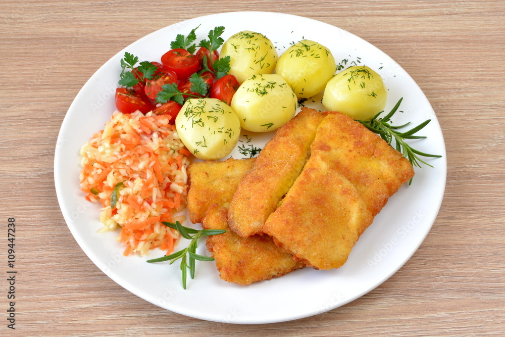 ryba smażona z ziemniakami, surówką i pomidorem ryba smażona z ziemniakami, surówką i pomidorem