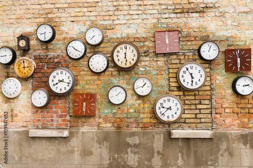 Obraz na płótnie Abstract background composed of clocks on wall w salonie