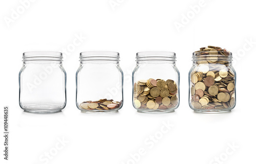Marmeladengläser mit Geldmünzen