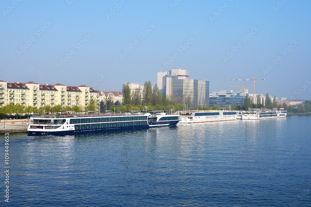 Passagierschiffe an der Donau Anlegestelle