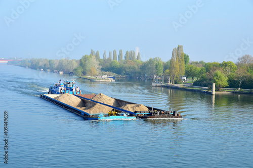 Massengutfrachtschiffe im Schubverband auf der Donau photo