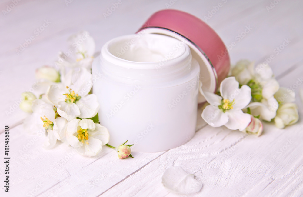 Natural facial cream with apple blossom Natural facial cream with apple blossom