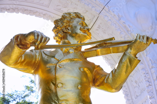 Canvas Print The statue of Johann Strauss in Vienna, Austria