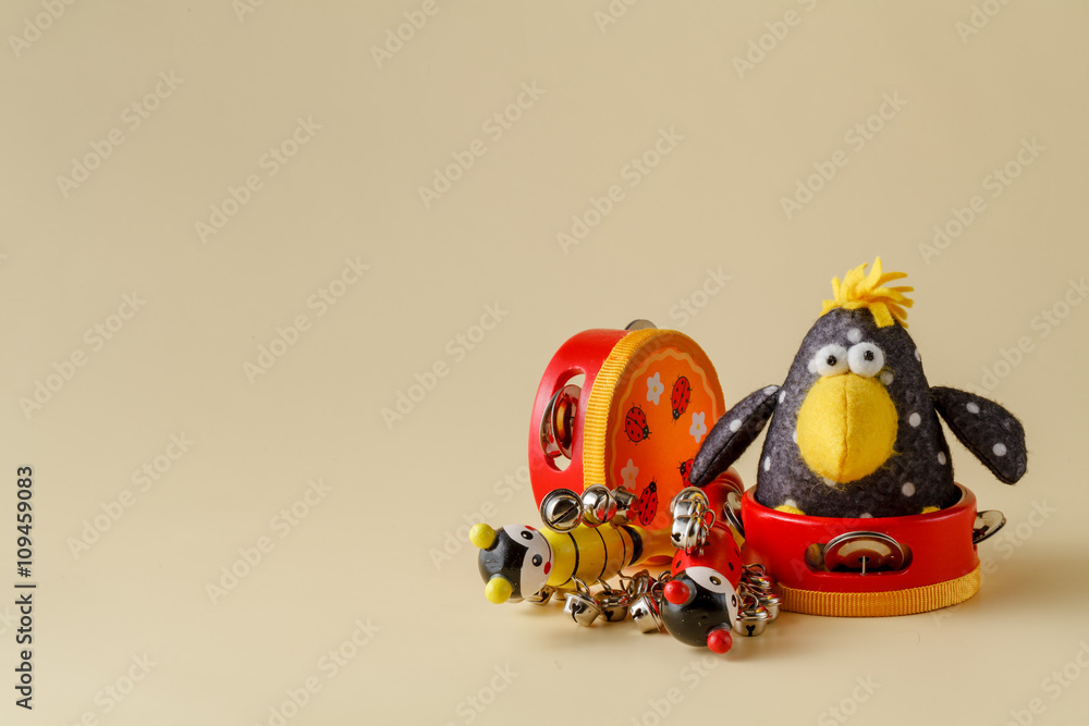 Naklejka premium Musical instruments on beige background