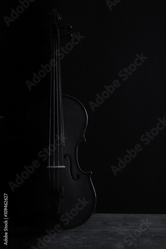 Foto Violin black and white artistic conversion rim lighting