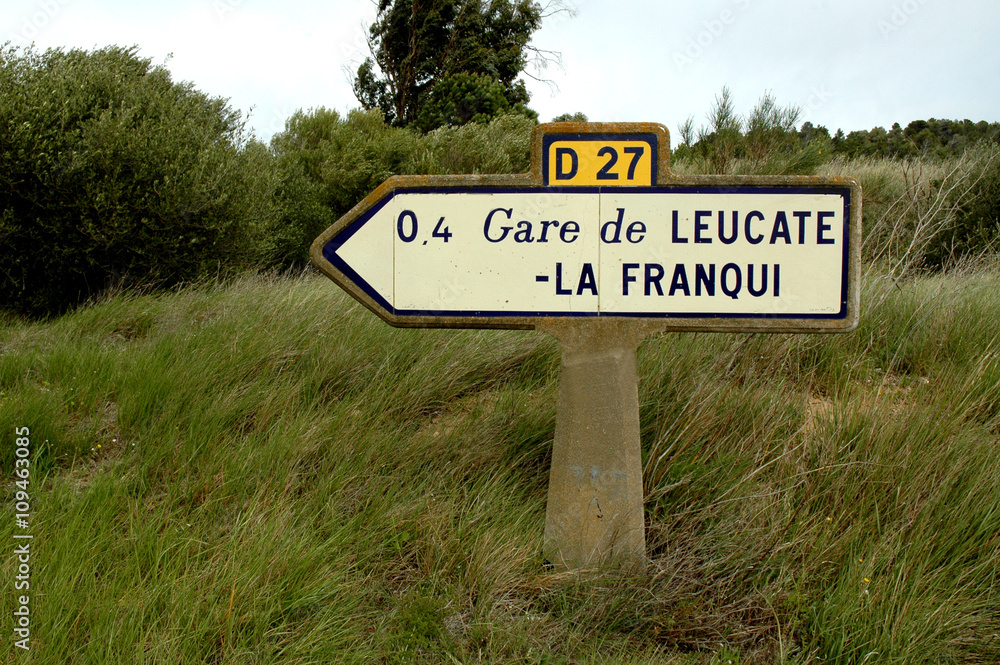 Vieux panneau indicateur en béton gare de Leucate Aude