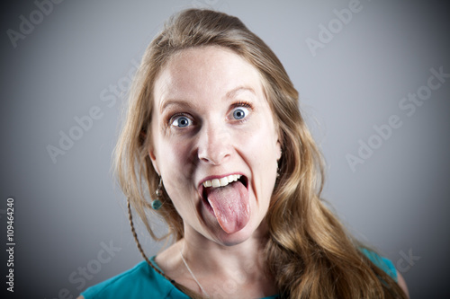 Mujer sacando la lengua photo