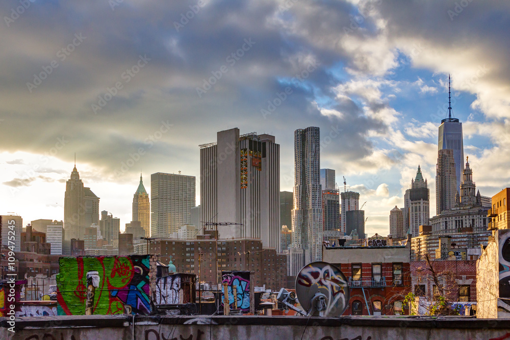 Fototapeta premium Światło słoneczne świeci na budynkach dolnego Manhattanu o zachodzie słońca w Nowym Jorku