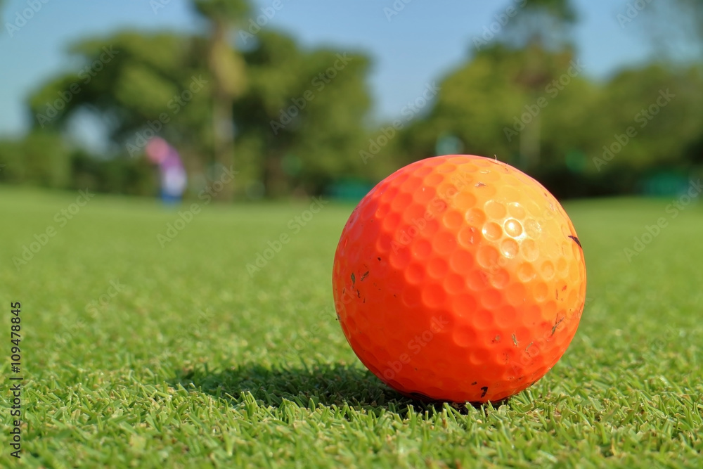 Naklejka premium Close up the dirt golf ball on grass with blurred green golf cou
