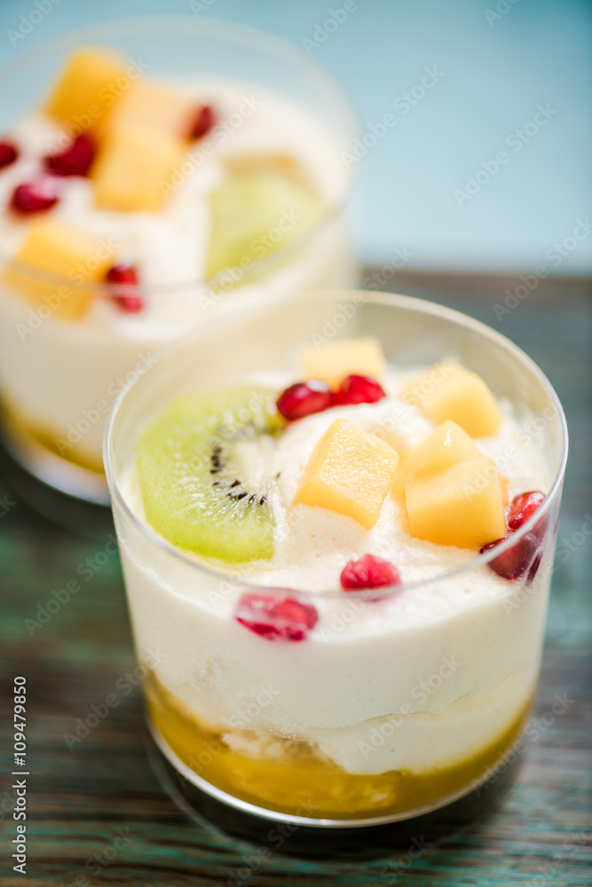 Refreshing mousse with fruits Refreshing mousse with fruits